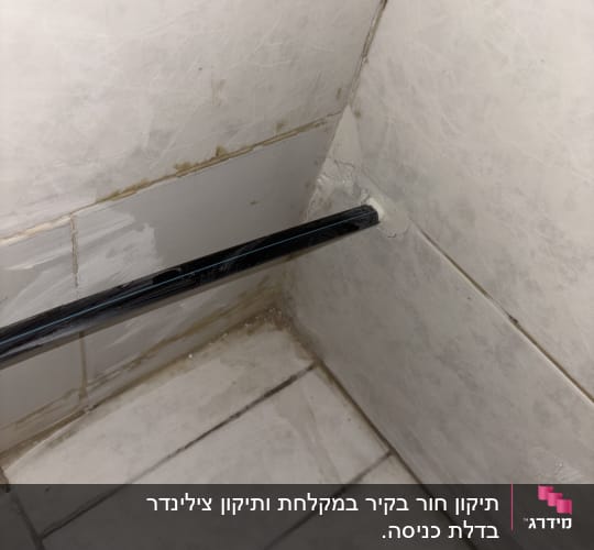 פינה של חדר עם אריחים וקו שחור